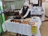12月2日木曜日 米粉ワッフル・やきいも販売の様子